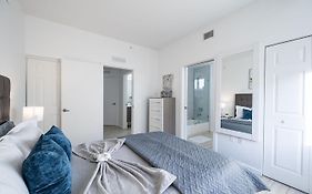 Subtle 2 Bed In Edgewater Downtown With Free Parking